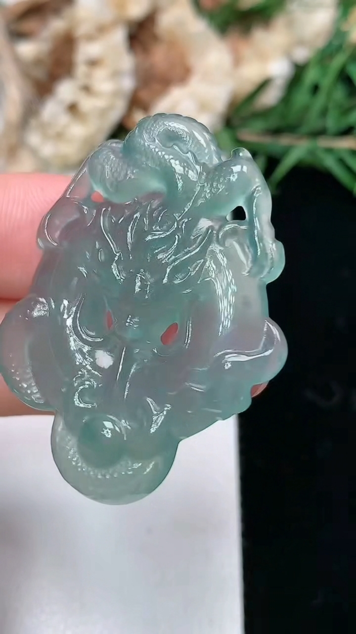 天然A货翡翠蓝水龙牌吊坠，尺寸40-30.4-5.4，重量:9.65g
3月18日