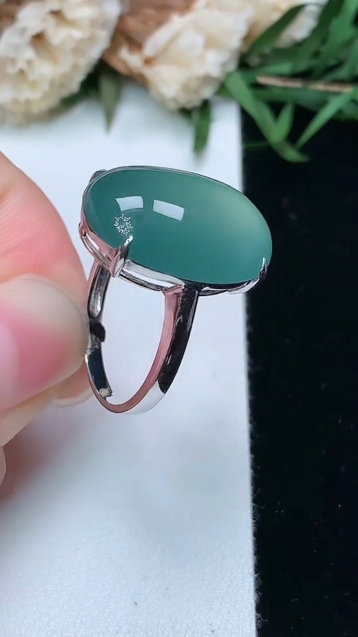 天然A货翡翠蓝水蛋面戒指，尺寸17.4-19-14.2，重量:5.41g2026年3月18日
工厂直销收藏佳品,种好水足，色泽均匀，有种有色，上手高大气！