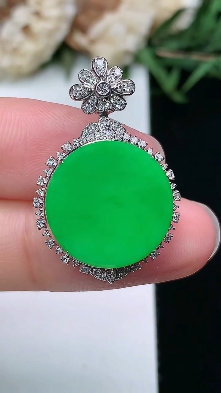 天然A货翡翠无事牌吊坠，尺寸28.2-18.2-7.7，裸石15.3，重量:3.30g
3月18日