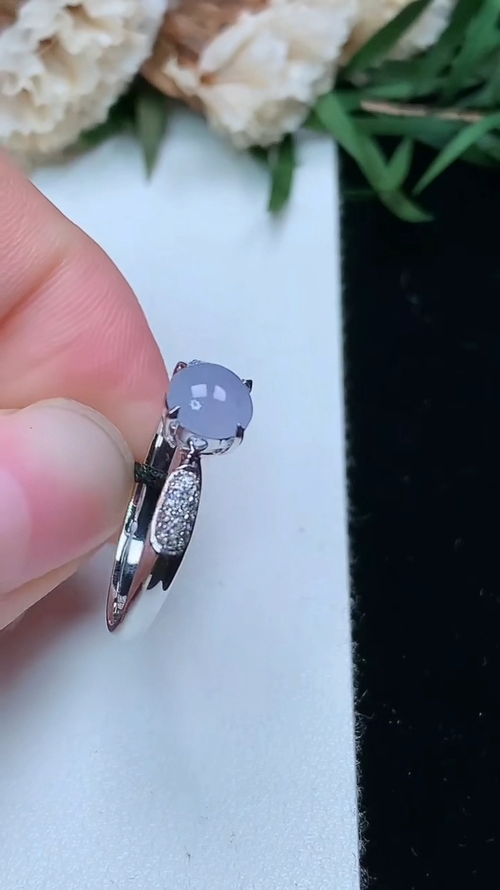天然A货翡翠紫罗兰蛋面戒指，尺寸17-5.7，重量:1.82g2026年3月18日
工厂直销收藏佳品,种好水足，色泽均匀，有种有色，上手高大气！