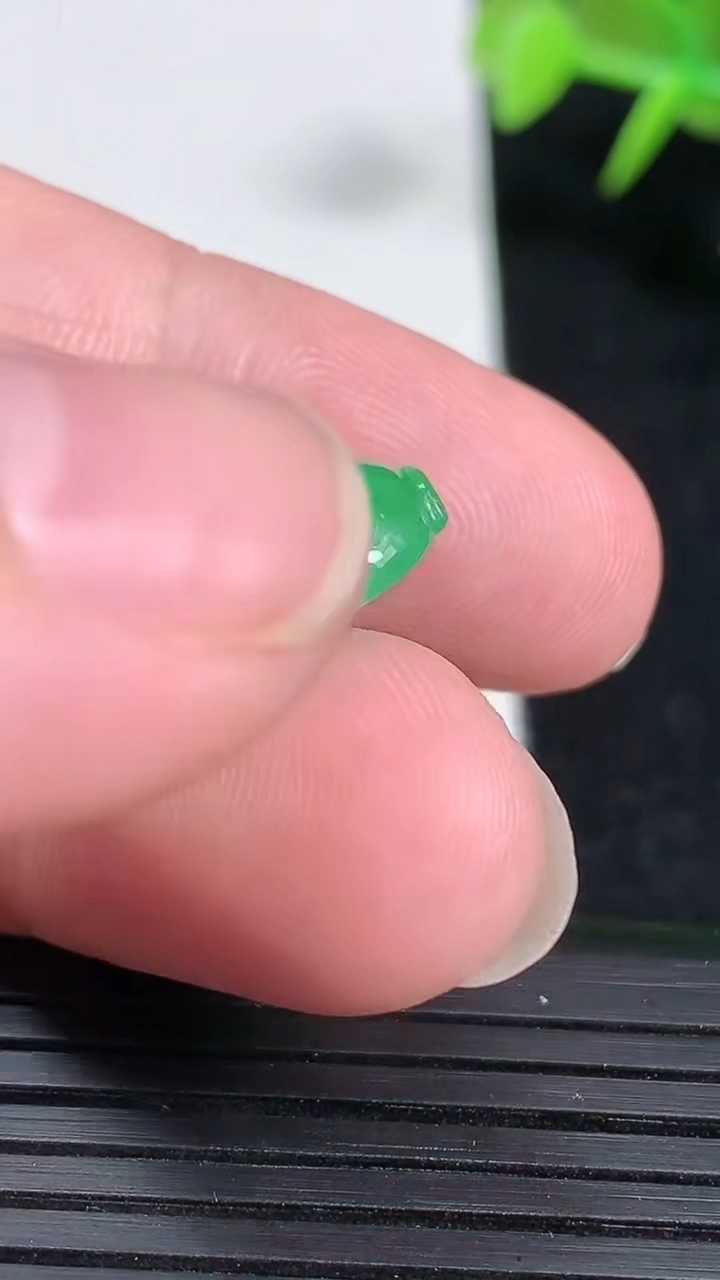 天然A货翡翠葫芦镶嵌件，尺寸17.6-13.3-5，重量:2.17g
3月18日