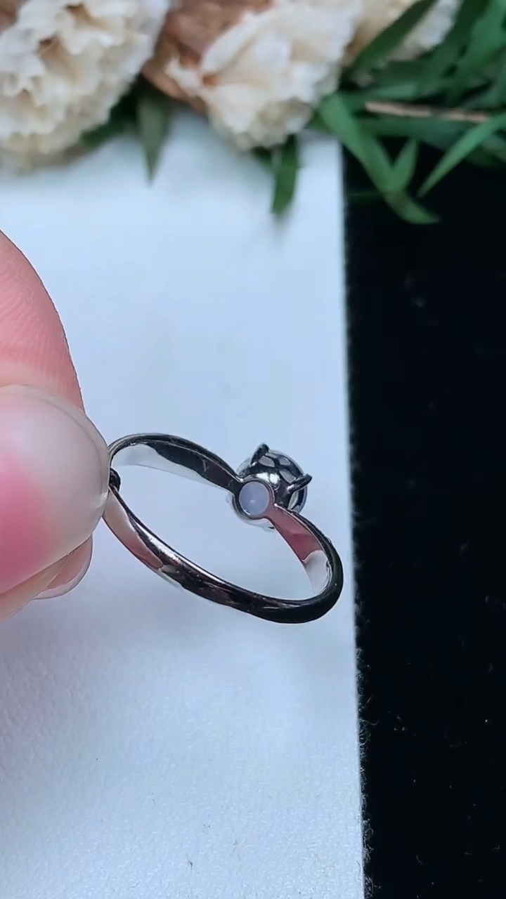 天然A货翡翠紫罗兰蛋面戒指，尺寸17-5.7，重量:1.82g2026年3月18日
工厂直销收藏佳品,种好水足，色泽均匀，有种有色，上手高大气！