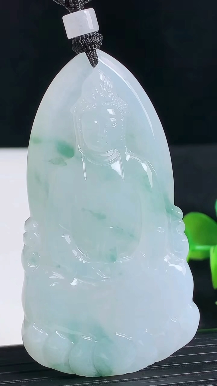 天然A货翡翠种飘花观音菩萨吊坠尺寸63-35.1-5.7重量:30.15g
3月18日