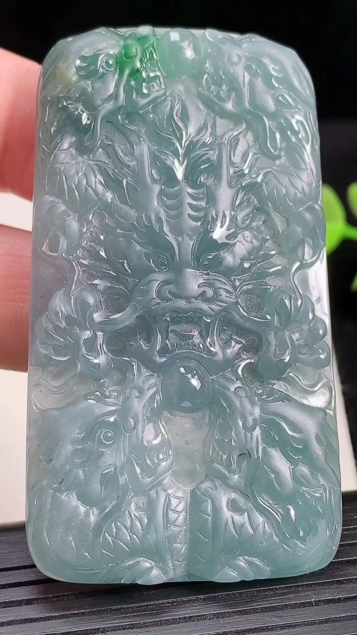 天然A货翡翠蓝水九龙至尊 龙牌吊坠尺寸67-37-7.2重:41.01g
3月18日
766