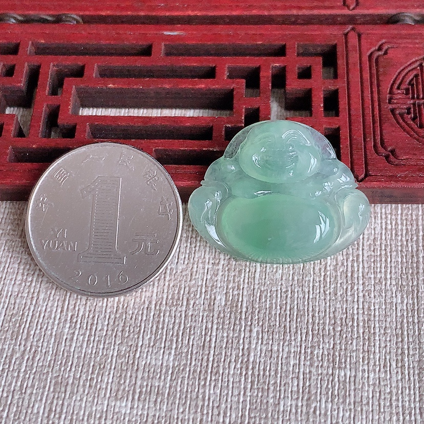 天然A货翡翠晴水佛公吊坠 
尺寸22.8-28.6-5.2mm 重量5.65g 0317