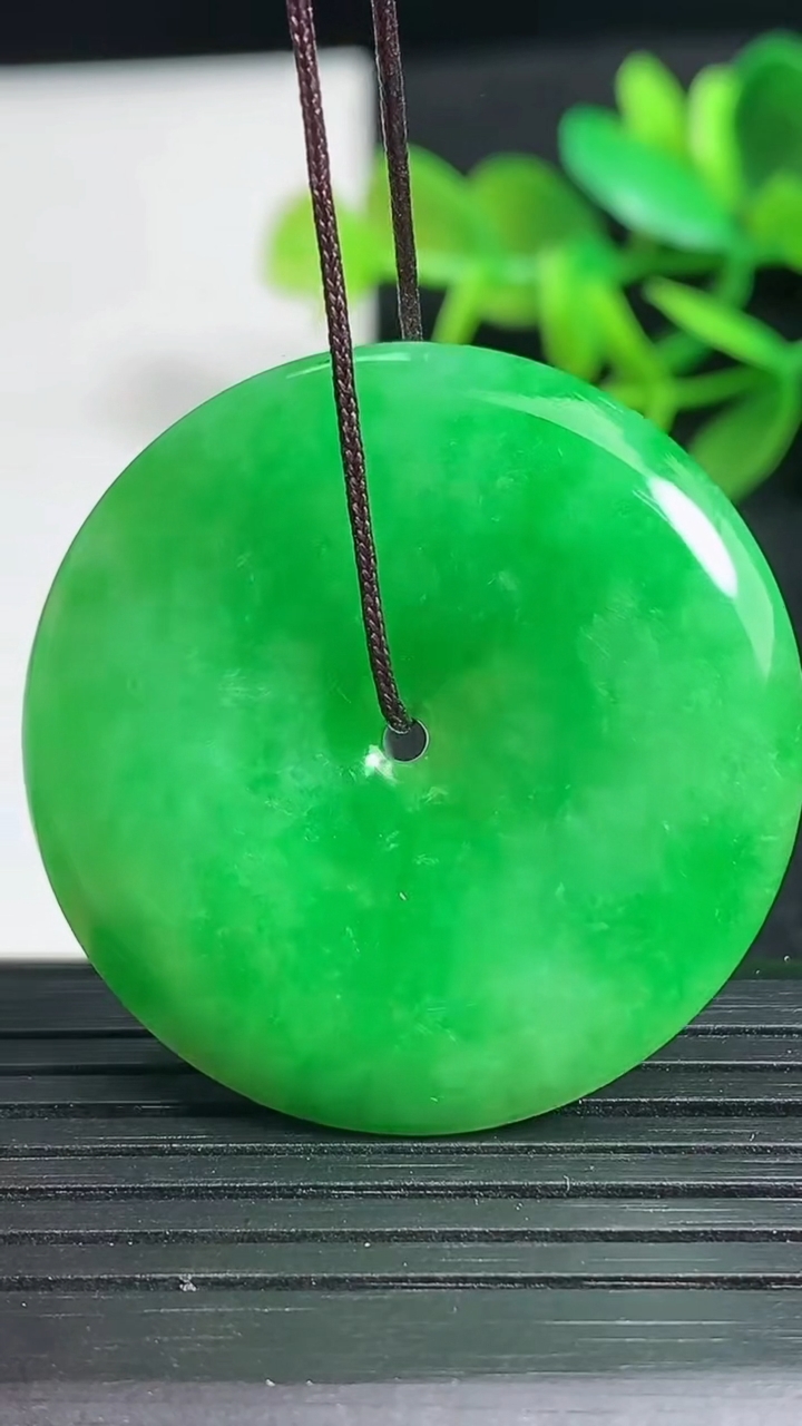 天然A货翡翠平安扣吊坠，尺寸35-5.3重量:13.35g
3月18日