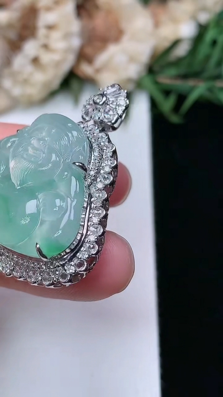 天然A货翡翠财神爷吊坠，尺寸33.9-28.8-12，裸石20-25.9，重量:10.15g
3月18日