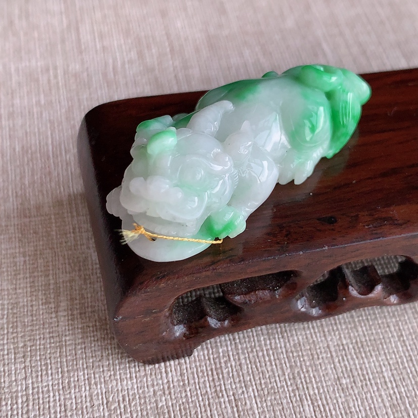 天然A货翡翠白底青飘阳绿招财貔貅吊坠  
尺寸52-22.3-16mm 重量25.18g 0317