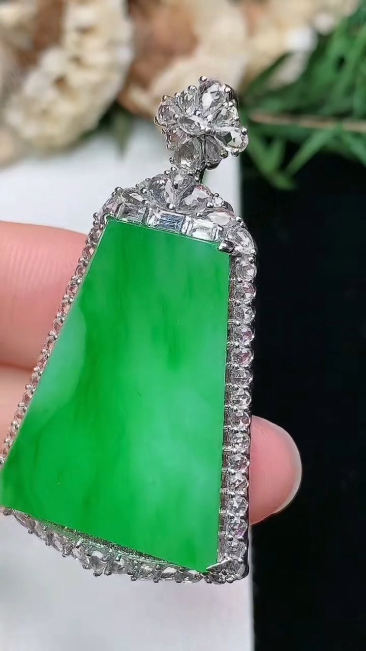 天然A货翡翠无事牌吊坠，尺寸44.7-25.5-7.4，裸石26.8-20.8，重量:9.23g
3月18日