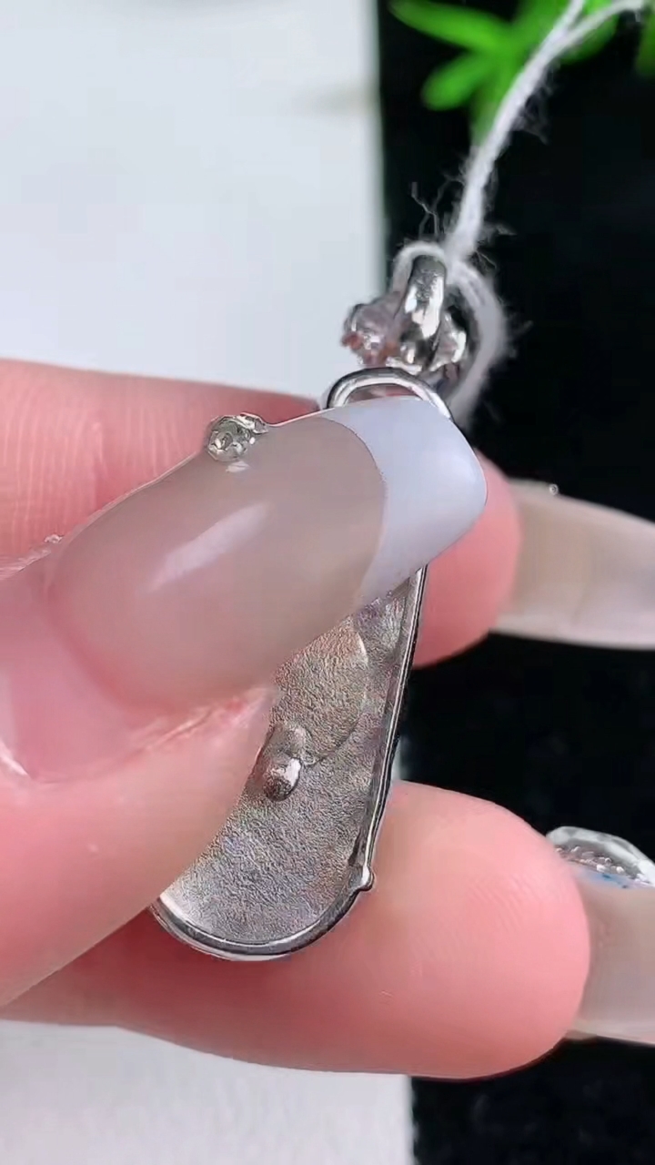 天然A货翡翠福豆吊坠，尺寸34.2-25.8-10.7-9，重量:5.00g
3月18日