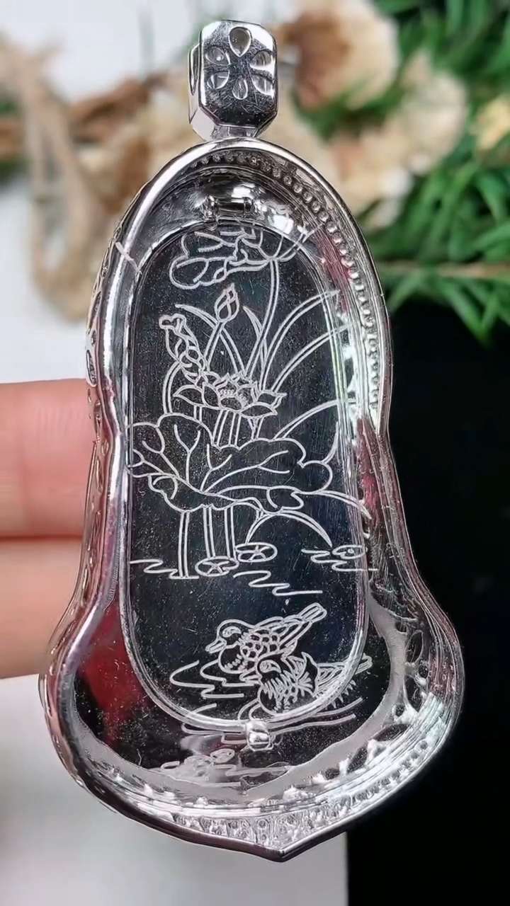 天然A货翡翠白冰素衣观音吊坠，尺寸65-52-32.7-11.4，重量:23.25g
3月18日