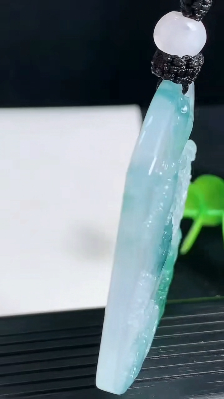 天然A货翡翠种飘花山水牌吊坠尺寸53.2-40.2-5.3重量:30.74g
3月18日