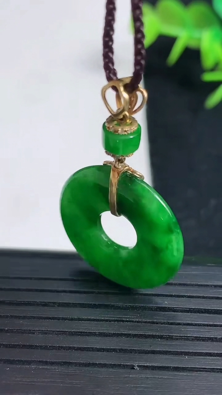 天然A货翡翠平安环吊坠，尺寸22.5-3，重量:3.82g
3月18日