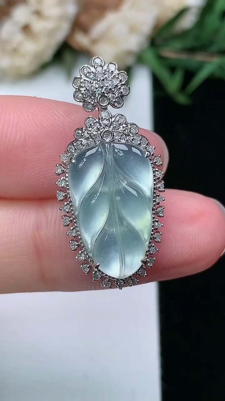 天然A货翡翠白冰金枝玉叶 叶子吊坠，尺寸28.4-13.4-7.2，裸石16.3-10，重量:2.7