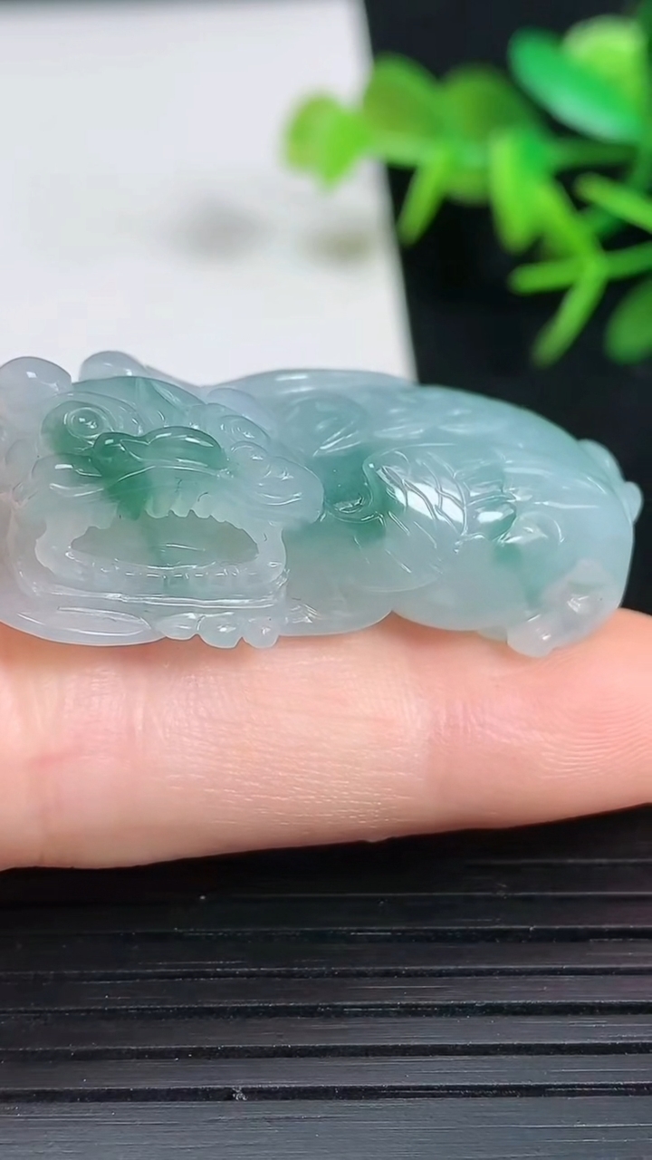 天然A货翡翠飘花霸王貔貅吊坠，尺寸39.6-21.6-11，重量:20.61g
3月18日