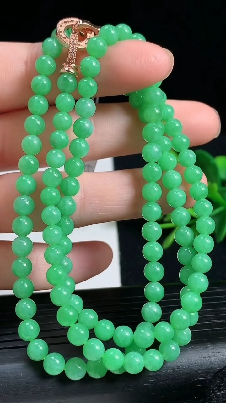 天然A货翡翠圆珠项链尺寸4.8-115颗重量:27.22g
3月18日