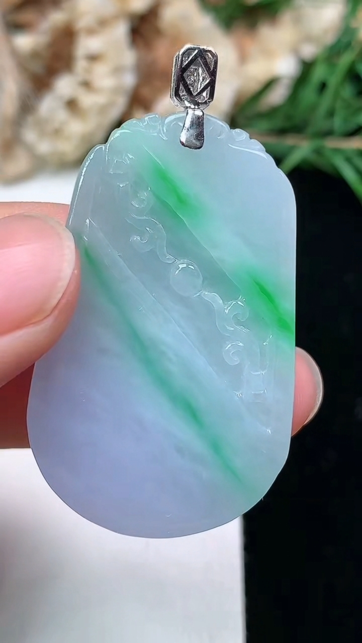 天然A货翡翠k金春带彩 紫罗兰仿古龙牌吊坠，尺寸37.7-24.2-5.8，重量:13.50g
3月18日