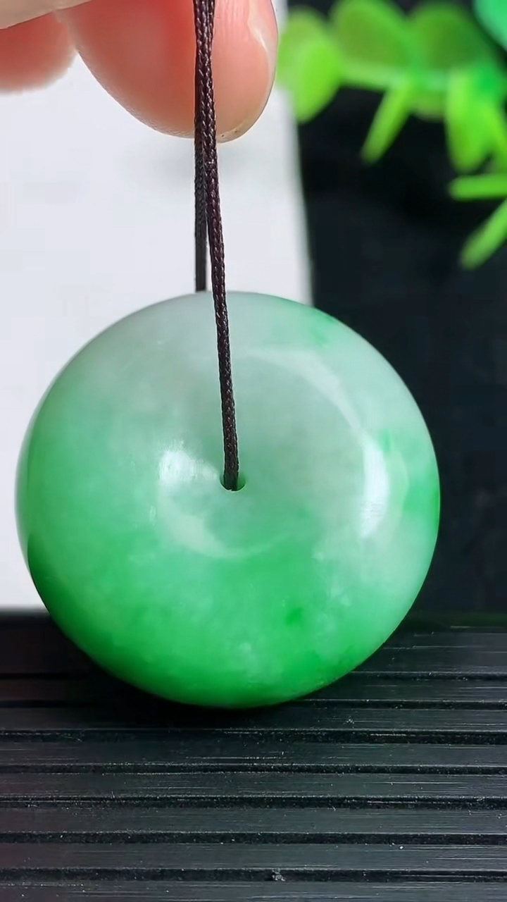 天然A货翡翠平安扣吊坠，尺寸28.5-12.8，重量:21.70g
3月18日