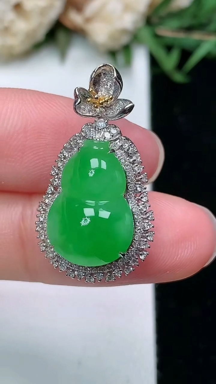 天然A货翡翠葫芦吊坠，尺寸26.6-14.8-11.6，裸石15-10.3，重量:4.24g
3月18日