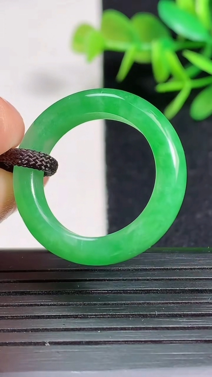 天然A货翡翠指环 戒指，尺寸18.8-5.3-4.2，重量:4.53g2026年3月18日
工厂直销收藏佳品,种好水足，色泽均匀，有种有色，上手高大气！