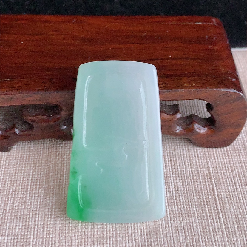 天然A货翡翠飘绿千手观音吊坠 
尺寸44.2-26.8-5.5mm 重量14.42g 0317