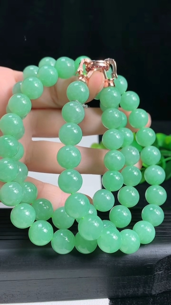 天然A货翡翠圆珠项链尺寸9.6-70颗重量:108.50g
3月18日