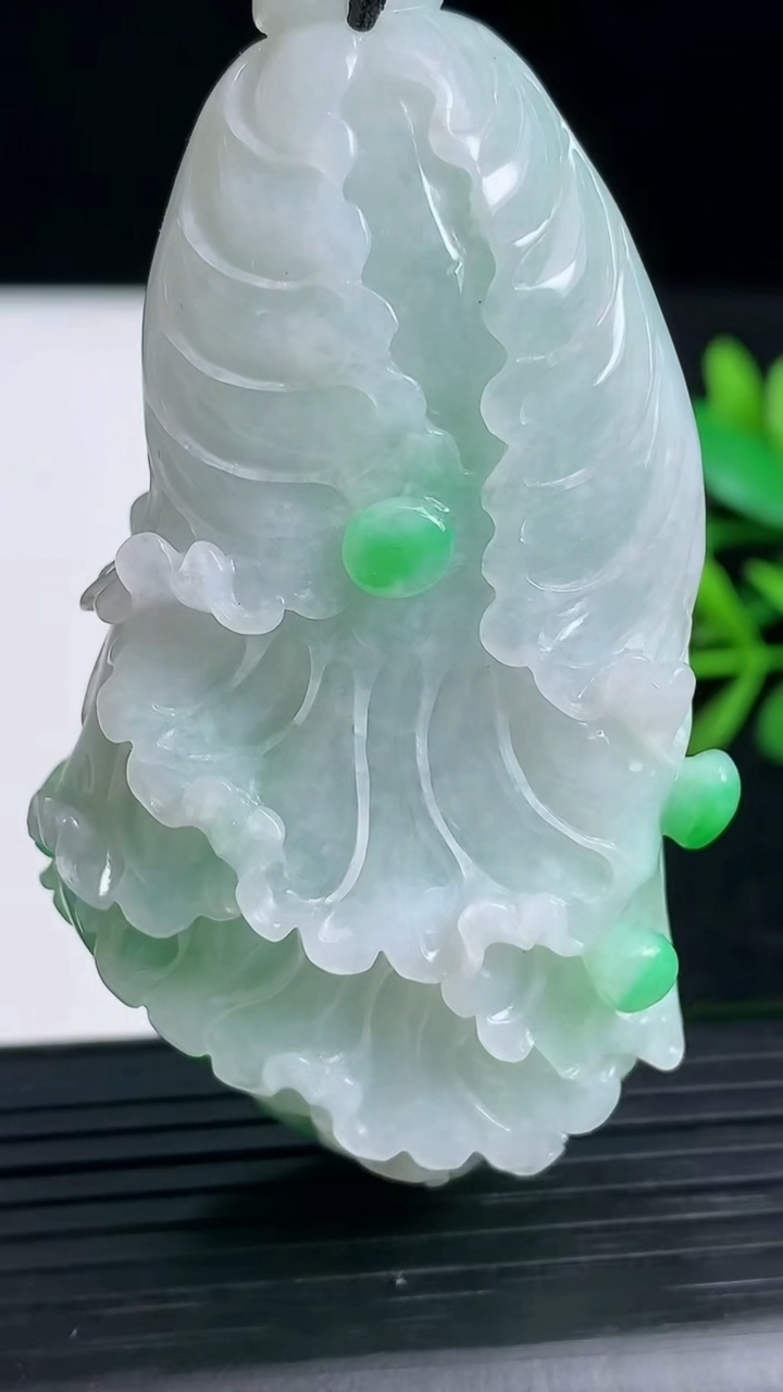 天然A货翡翠白菜吊坠尺寸70.7-38.5-22重量:67.09g
3月18日