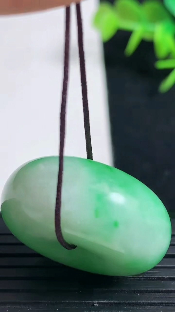 天然A货翡翠平安扣吊坠，尺寸28.5-12.8，重量:21.70g
3月18日