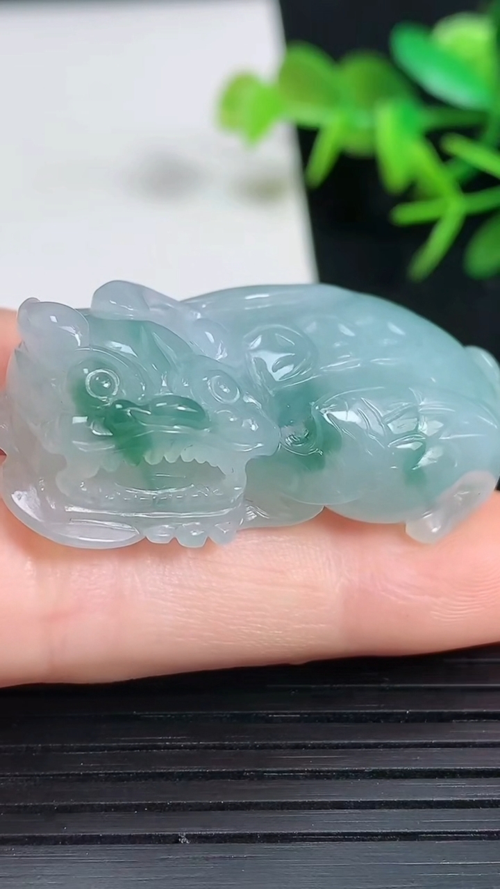 天然A货翡翠飘花霸王貔貅吊坠，尺寸39.6-21.6-11，重量:20.61g
3月18日