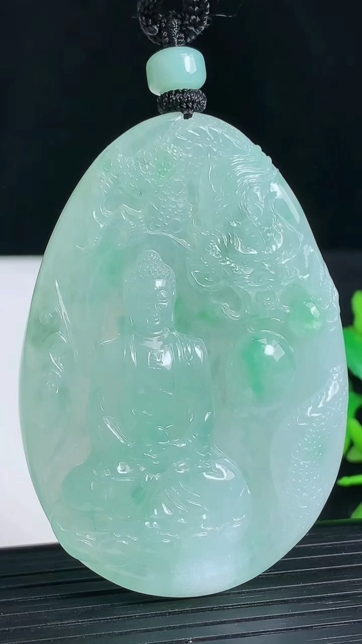 天然A货翡翠祥龙大日如来吊坠尺寸63.7-44.6-7.4重量:51.12g
3月18日