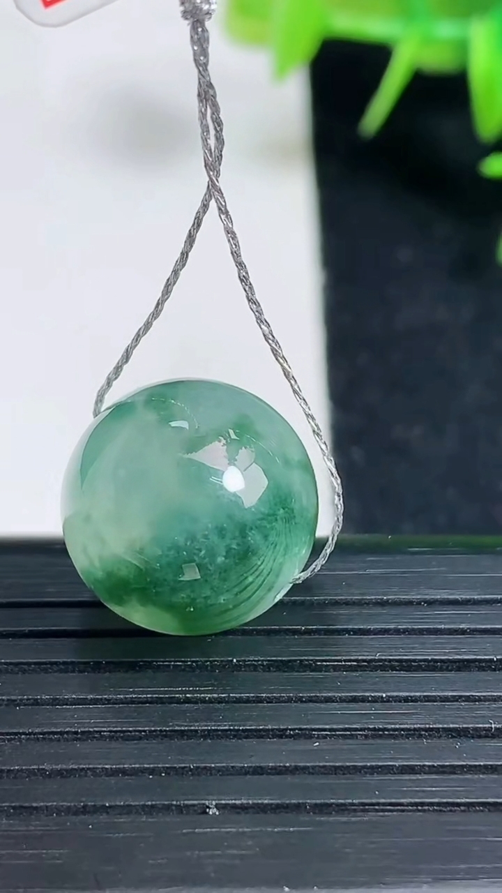 天然A货翡翠飘花圆珠吊坠尺寸14.9重量:6.07g3月18日
工厂直销收藏佳品,种好水足，色泽均匀，有种有色，上手高大气！