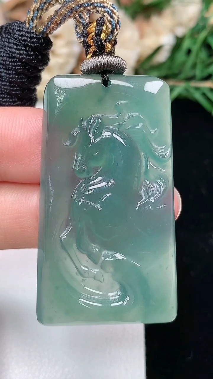 天然A货翡翠蓝水生肖马牌吊坠，尺寸43.3-24.5-5.2，重量:15.92g
3月18日