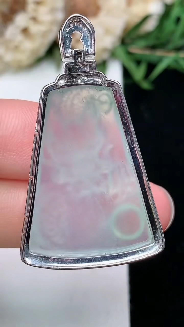 天然A货翡翠白冰龙牌吊坠，尺寸39.4-22.6-8.2，裸石27.4-19.7，重量:6.60g
3月18日