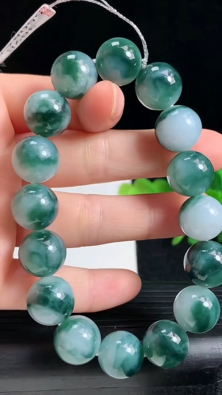 天然A货翡翠飘花圆珠手串尺寸12.3-16颗重量:55.36g3月18日
工厂直销收藏佳品,种好水足，色泽均匀，有种有色，上手高大气！