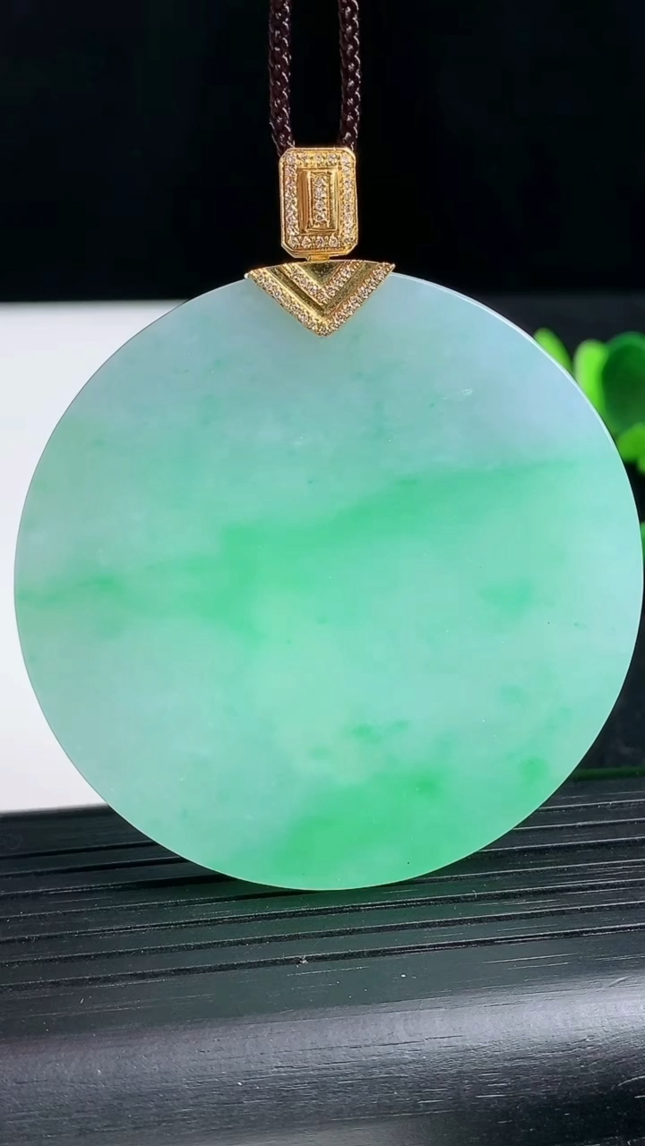 天然A货翡翠无事牌吊坠尺寸52.9-5.5重量:44.54g
3月18日