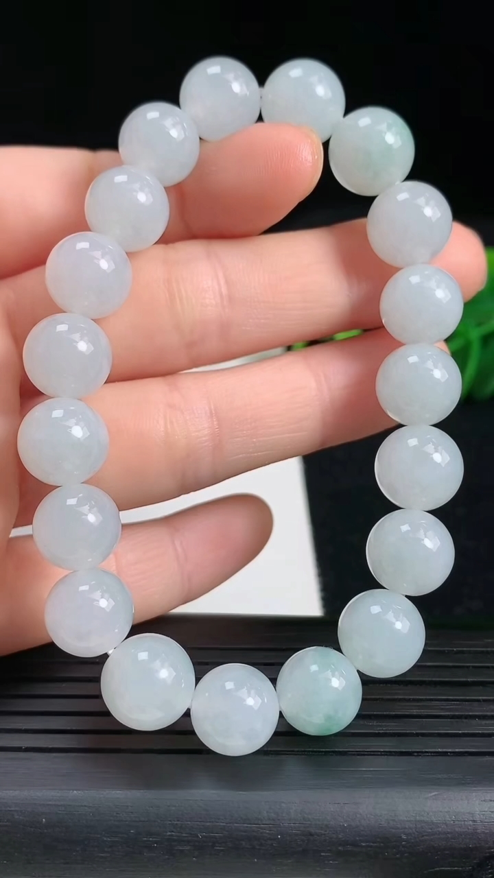 天然A货翡翠飘花圆珠手串，尺寸9.8重量:33.98g3月18日
工厂直销收藏佳品,种好水足，色泽均匀，有种有色，上手高大气！