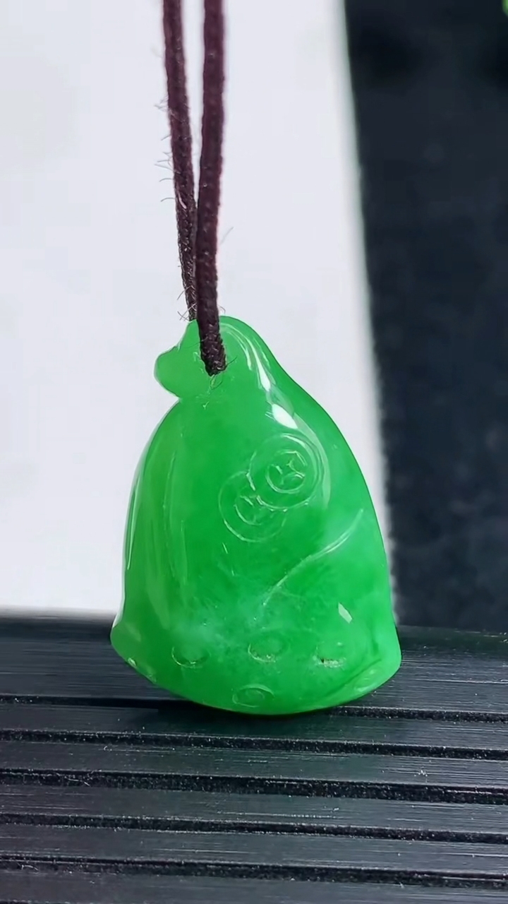天然A货翡翠莲蓬吊坠，尺寸23-15.5-7.2，重量:3.59g
3月18日