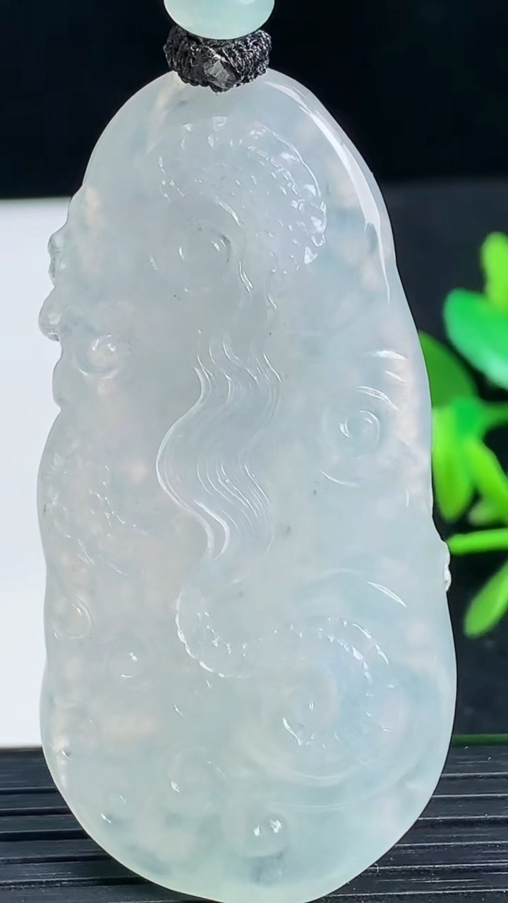 天然A货翡翠种白冰龙牌吊坠尺寸55.1-28.8-10.3重量:28.60g
3月18日