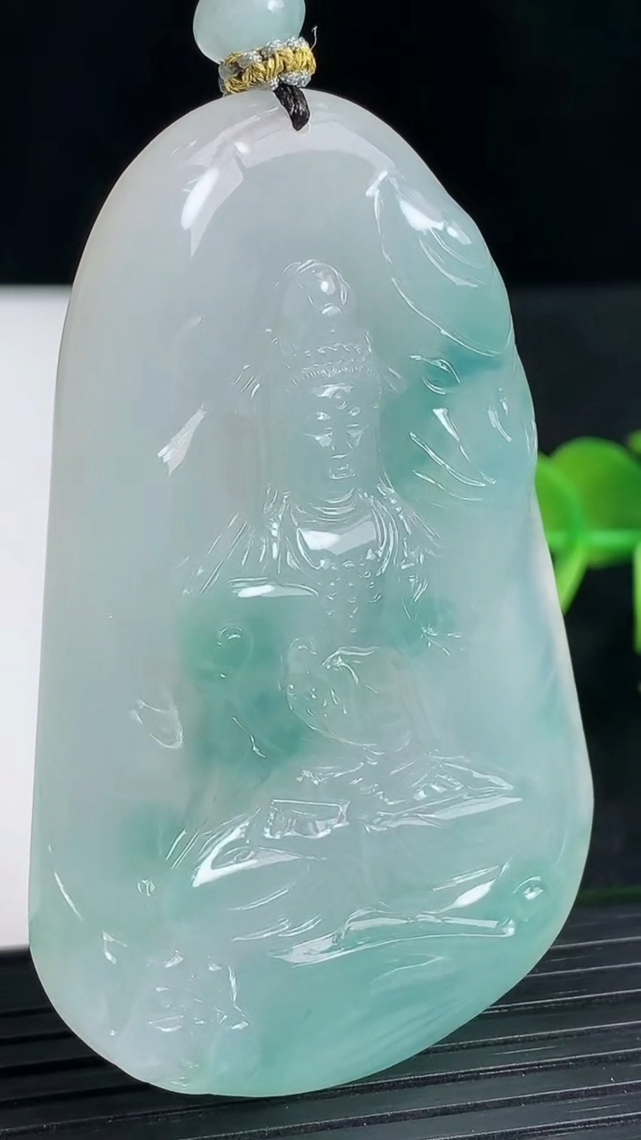 天然A货翡翠种飘花普贤菩萨吊坠尺寸62.3-40.8-6.1重量:35.12g
3月18日