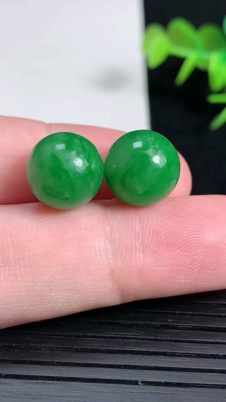 天然A货翡翠圆珠一对，尺寸12，重量:6.00g
3月18日
