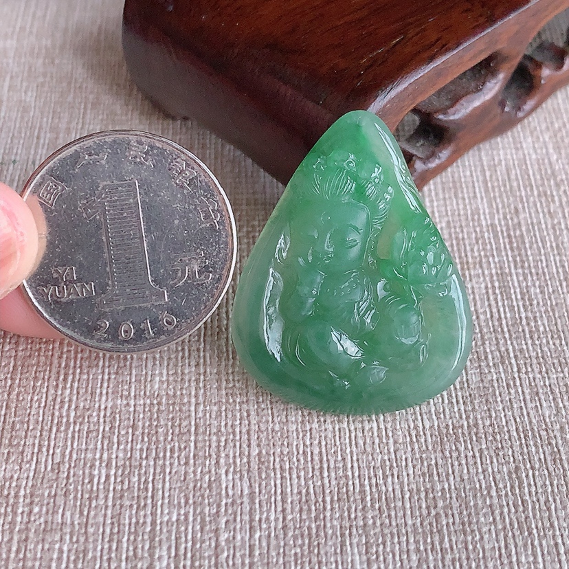 天然A货翡翠晴绿大势至菩萨吊坠 
尺寸34-26.8-5.8mm 重量8.03g 0317