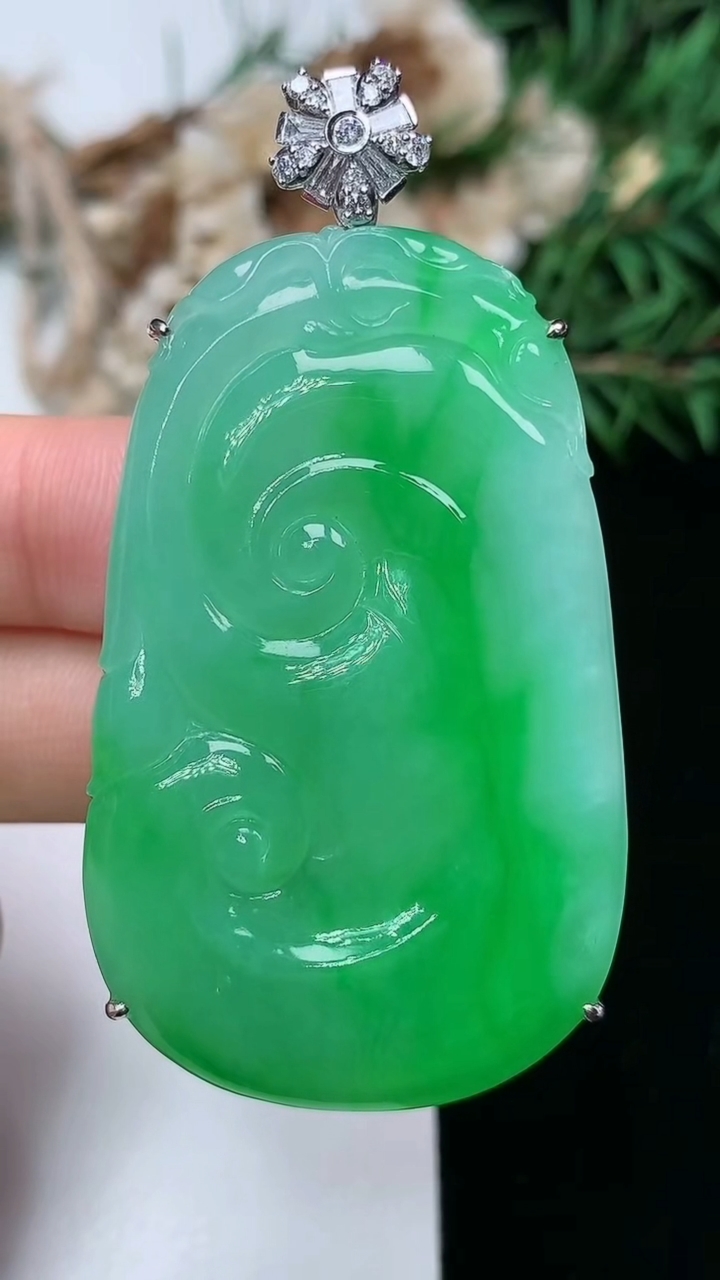 天然A货翡翠如意吊坠，尺寸48.8-30.2-6.7，重量:21.10g
3月18日