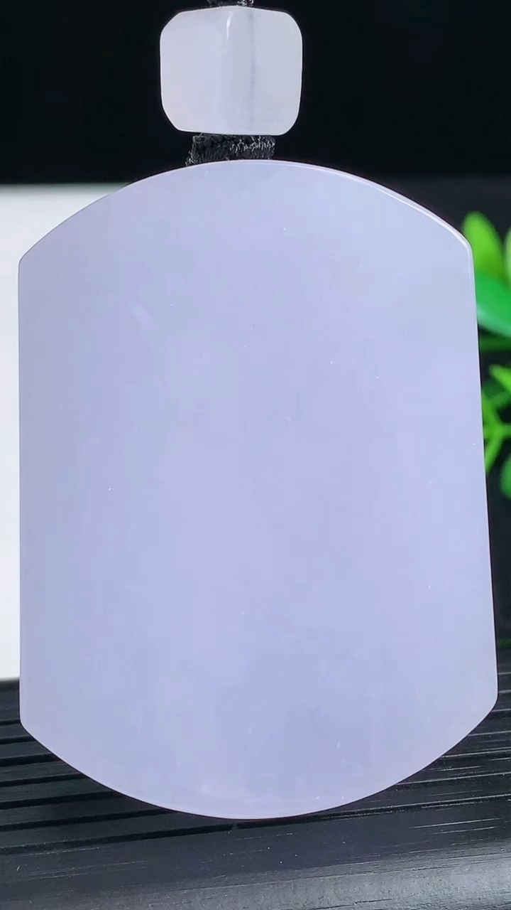 天然A货翡翠紫罗兰无事牌吊坠尺寸52.6-38.8-11重量:74.57g
3月18日