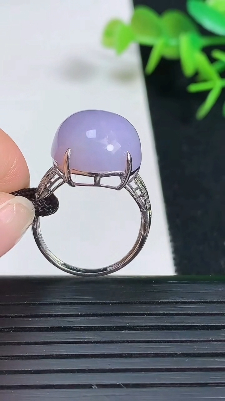 天然A货翡翠18k金紫罗兰蛋面戒指，尺寸17.3–20-14.5-10，重量:6.86g2026年3月18日
工厂直销收藏佳品,种好水足，色泽均匀，有种有色，上手高大气！