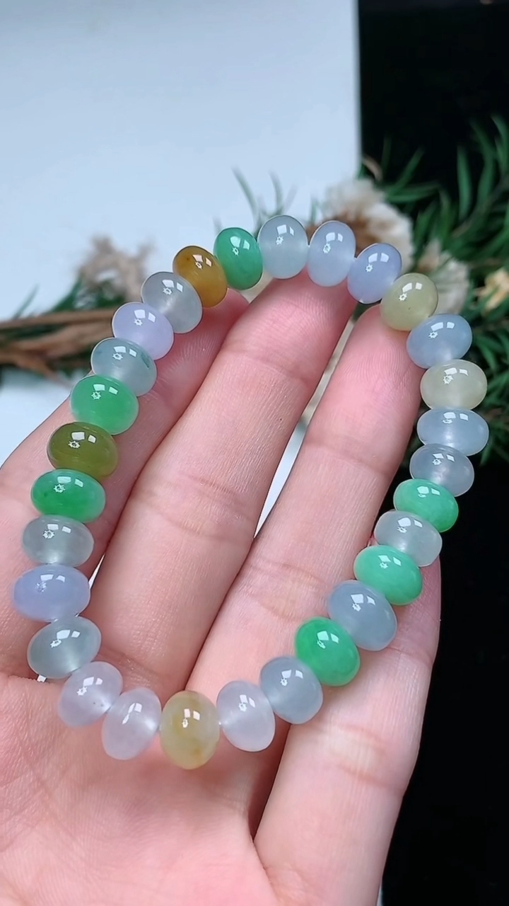 天然A货翡翠三彩算盘珠手串，尺寸8.4-6.4-29颗，重量:22.19g3月18日
工厂直销收藏佳品,种好水足，色泽均匀，有种有色，上手高大气！