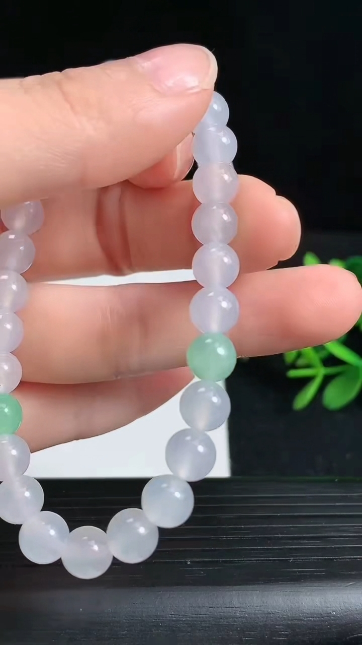 天然A货翡翠圆珠手串尺寸6.5-27颗重量:14.68g3月18日
工厂直销收藏佳品,种好水足，色泽均匀，有种有色，上手高大气！