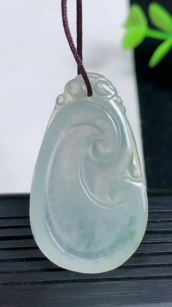 天然A货翡翠如意吊坠尺寸36.8-22.5-6.8重:8.37g
3月18日
535