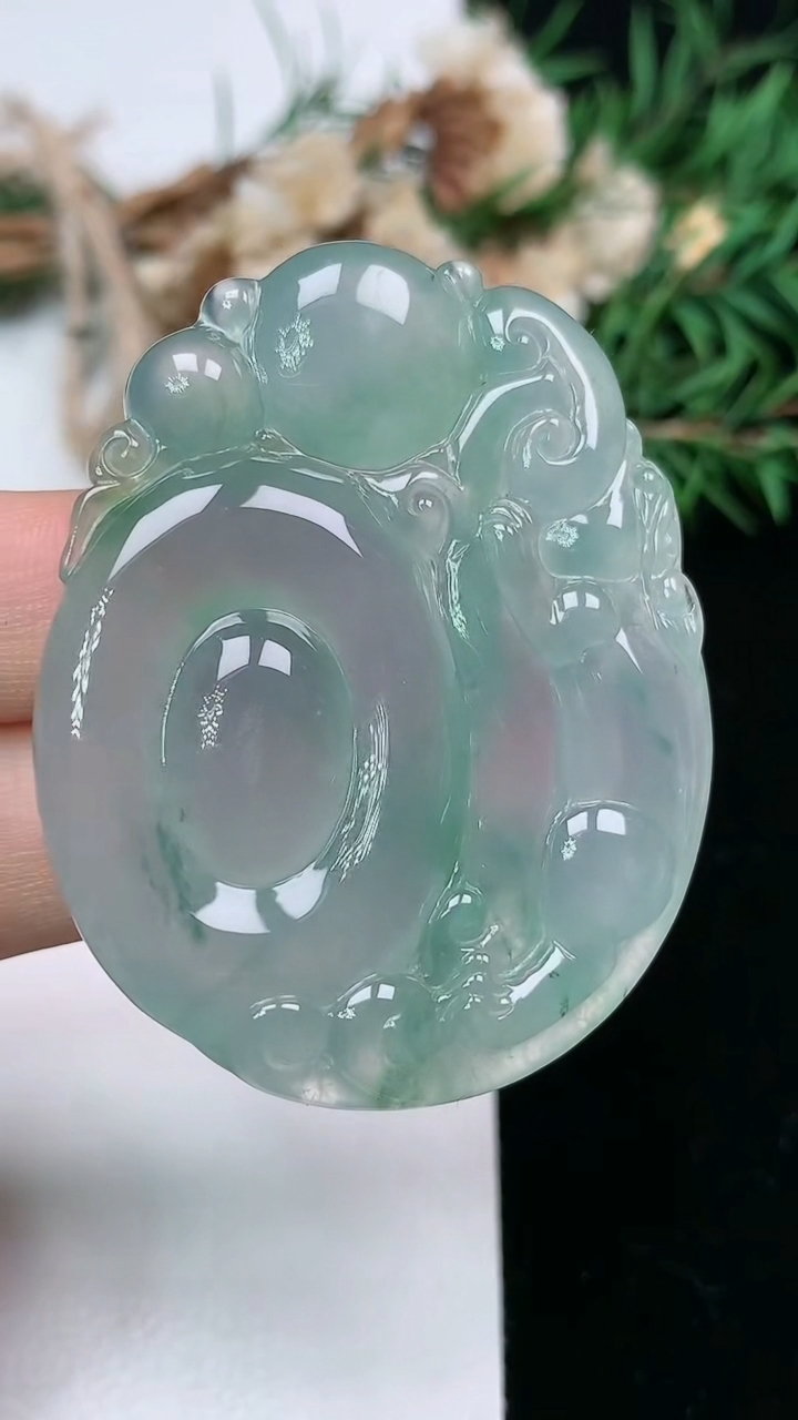 天然A货翡翠貔貅吊坠，尺寸48.9-39.2-8.8，重量:28.67g
3月18日