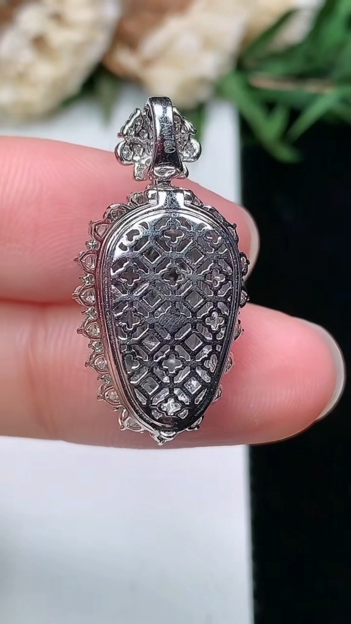 天然A货翡翠金枝玉叶 叶子吊坠，尺寸26.8-13.7-10，裸石14.2-8.5
3月18日