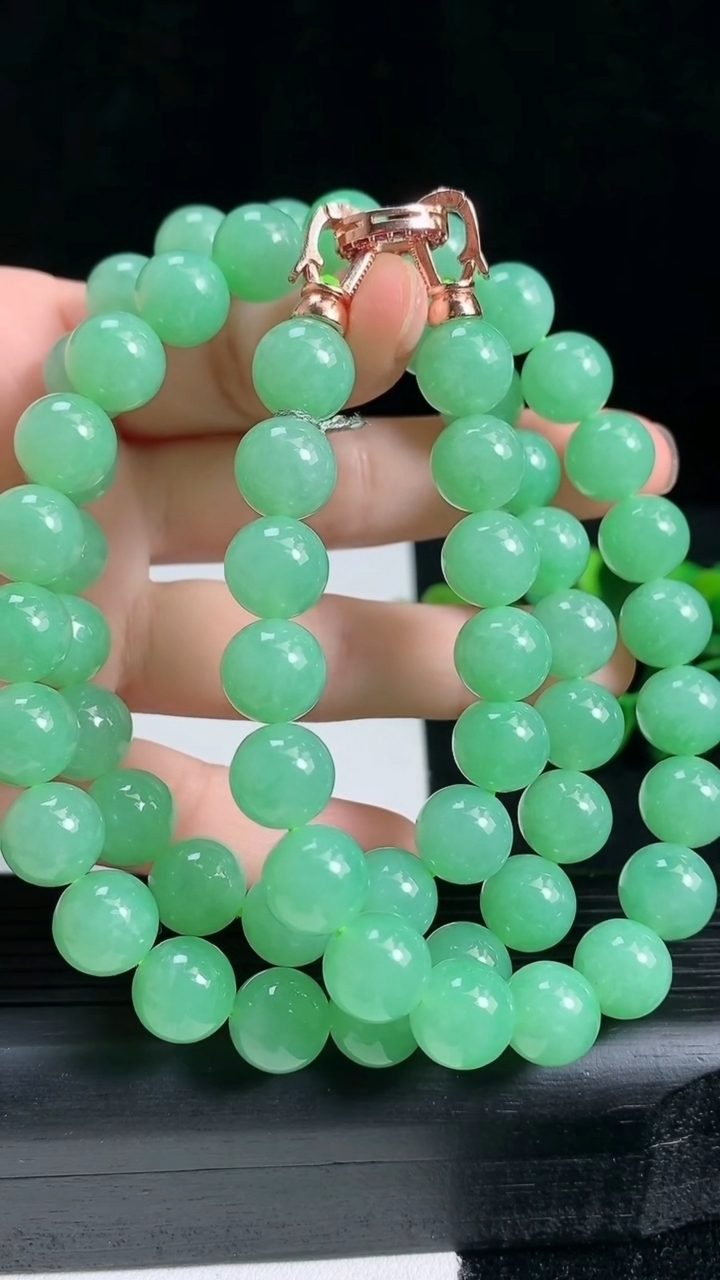 天然A货翡翠圆珠项链尺寸9.6-70颗重量:108.50g
3月18日